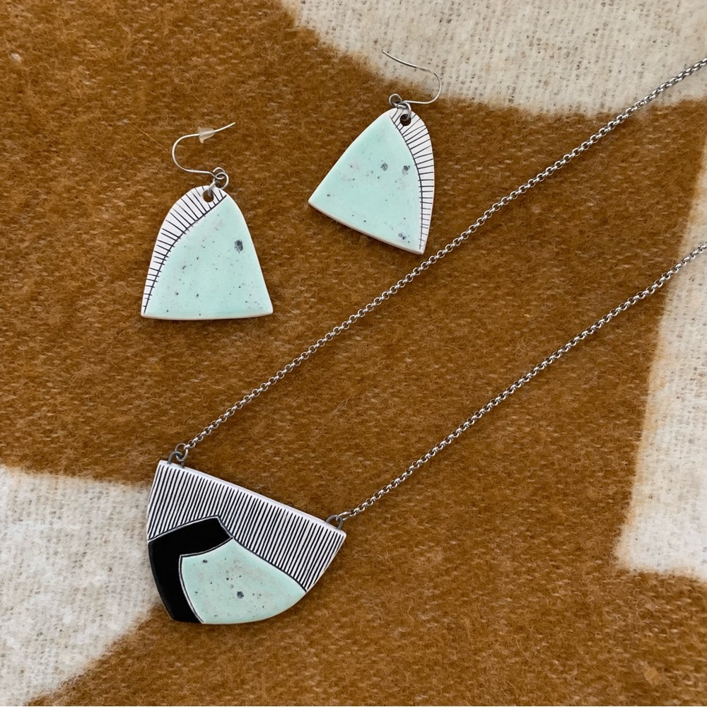 Gorgeous Matching Ceramic Necklace and Earring Set - Picture 2 of 12